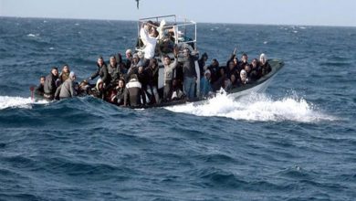غرق مركب تقل 17 شخص بينهم أطفال من عائلة واحدة.. وانتشال 7 جثث "فيديو وصور"