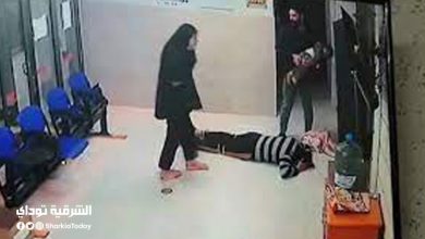 طبيب ينقذ حياة طفلة وصلت للمستشفى في حالة حرجة إثر انسداد مجرى التنفس.. شاهد خوف ورعب والديها