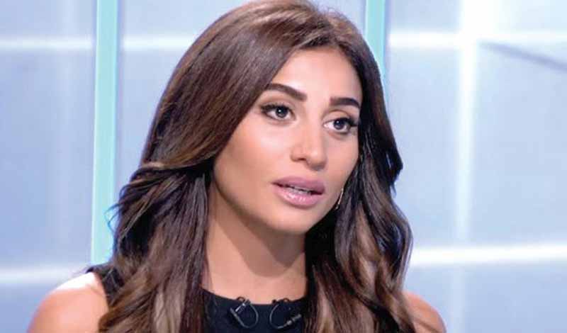 هجوم على دينا الشربيني من جمهورها بعد جنازة دلال عبد العزيز 1 هجوم على دينا الشربيني