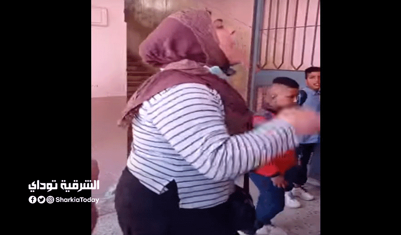 انهيارات وإغماءات للأهالي بعد ضياع أطفالهم.. تفاصيل أزمة مدرسة عمر مكرم بالأسكندرية 1 أزمة مدرسة عمر مكرم