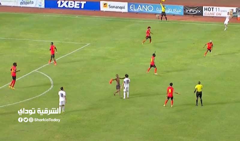 تعليق ليفربول على احتضان محمد صلاح لمشجع اقتحم ملعب مباراة مصر وأنجولا (فيديو)