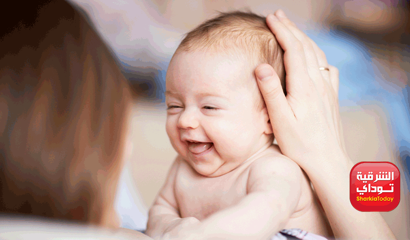 يرى الطفل الرضيع عندما يضحك؟ 2