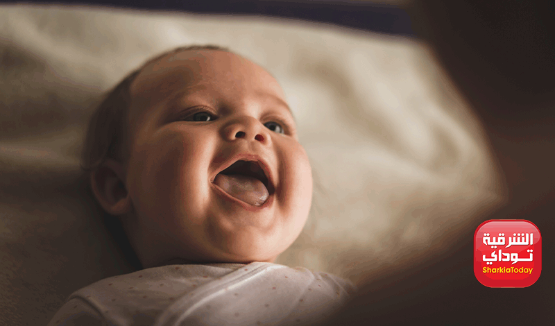يرى الطفل الرضيع عندما يضحك؟ 3