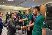 وزير الرياضة يستقبل شباب اليد بمطار القاهرة الدولى