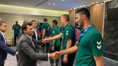 وزير الرياضة يستقبل شباب اليد بمطار القاهرة الدولى