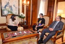 وزيرة الهجرة تستقبل الفائز ببطولة العالم في إحدى الألعاب الإلكترونية